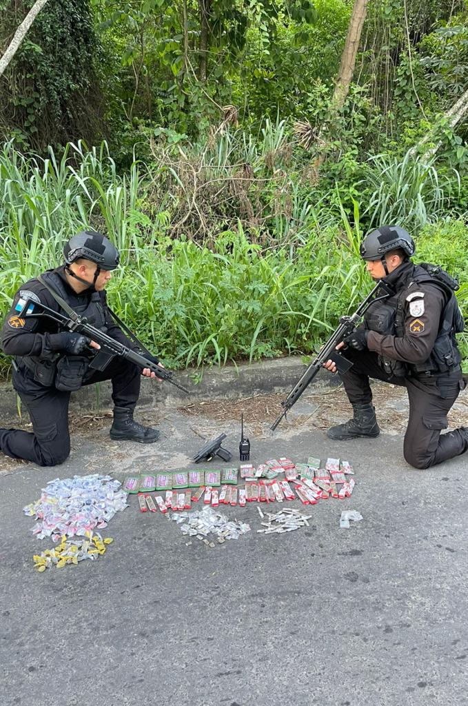 PMs prendem dois criminosos e apreendem drogas e arma no Jardim Bom Retiro em São Gonçalo